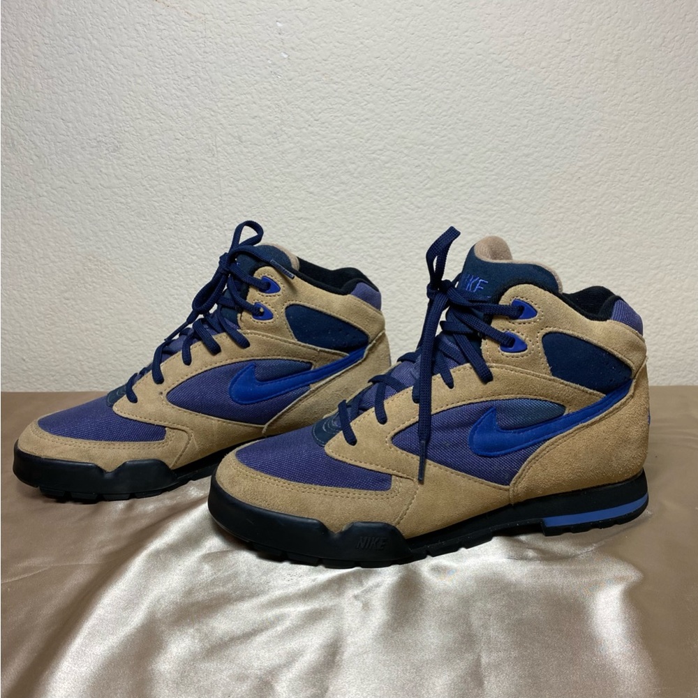 Vintage Nike Caldera NWOT Hiking Boots Brown Suede Purple  Laces Women,s Size 8